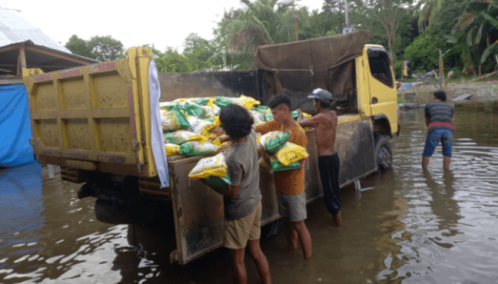 KKLR Sulsel Drop 1 Ton Beras untuk Warga Terdampak Banjir di Desa Pombakka Malangke Barat Luwu Utara, Sabtu, 25 Mei 2024 (Dok Pribadi)
