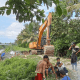 Warga Desa TetEuri Kecamatan Sabbang Selatan bergotong royong perbaiki tanggul rusak dengan bantuan alat berat dari Pemerintah Desa, Selasa, 21 Mei 2024.