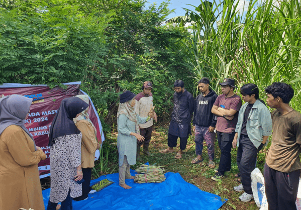 Ketua Tim PKM Fakultas Peternakan Unhas Marhamah Nadir memberikan materi kepada peternak