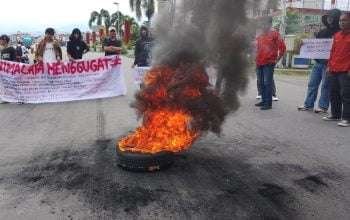 Himpunan Mahasiswa Malangke Raya (HIMALAYA) menggelar aksi demonstrasi di depan Kantor Bupati Luwu Utara