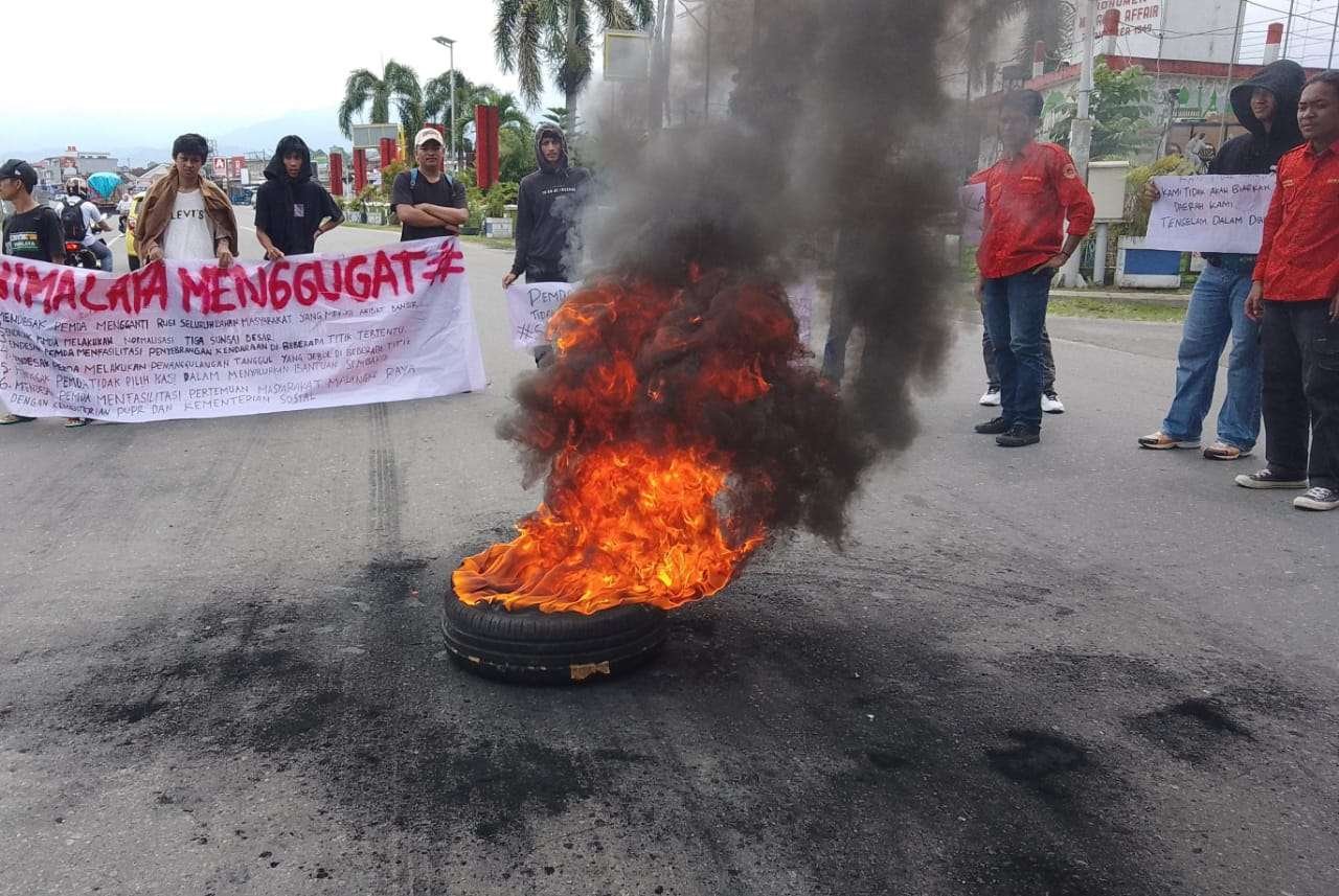 Himpunan Mahasiswa Malangke Raya (HIMALAYA) menggelar aksi demonstrasi di depan Kantor Bupati Luwu Utara