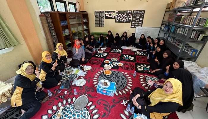 Departemen Sosial Ekonomi Peternakan Fakultas Peternakan Universitas Hasanuddin bersama pengurus Yayasan Kesmas Sahabat Dhuafa dan santri