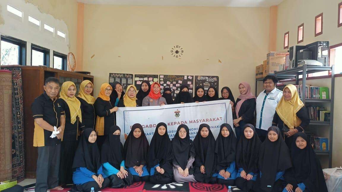 Departemen Sosial Ekonomi Peternakan Fakultas Peternakan Universitas Hasanuddin (Unhas) menggelar kegiatan pengabdian kepada masyarakat (abdimas) berupa Pengolahan Produk Peternakan yaitu chicken nugget dan bakso daging sapi.