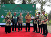 Peduli Lingkungan, KAHMI Makassar Serahkan 100 Bibit Pohon Kayu ke Owner Tokka Tena Rata