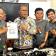 Ketua Relawan Perubahan Sulsel (RPS) menyerahkan dokumen berisi 8 Poin Prioritas Perubahan Sulsel kepada Calon Gubernur Danny Pomanto, Rabu (28/08/2024).