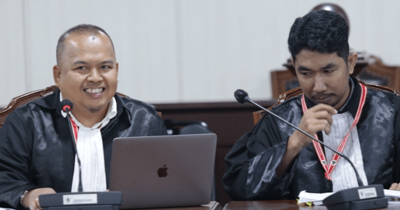 Abdul Azis (kiri) selaku kuasa hukum Pemohon pada sidang Pemeriksaan Pendahuluan Perkara Nomor 189/PHPU.BUP-XXIII/2025 Perselisihan Hasil Pemilihan Umum Bupati Kabupaten Kepulauan Selayar, pada Jumat (1/10) di Ruang Sidang Panel 3 MK