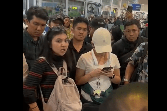 Bunga Edenia Gultom Penumpang Cantik Pesawat Super Air Jet Medan-Jakarta