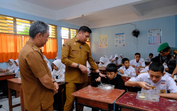 Bupati Gowa, Adnan Purichta Ichsan, bersama Dandim 1409 Gowa, melakukan peninjauan terhadap pelaksanaan program Makanan Bergizi Gratis, Selasa (21/01/2025).
