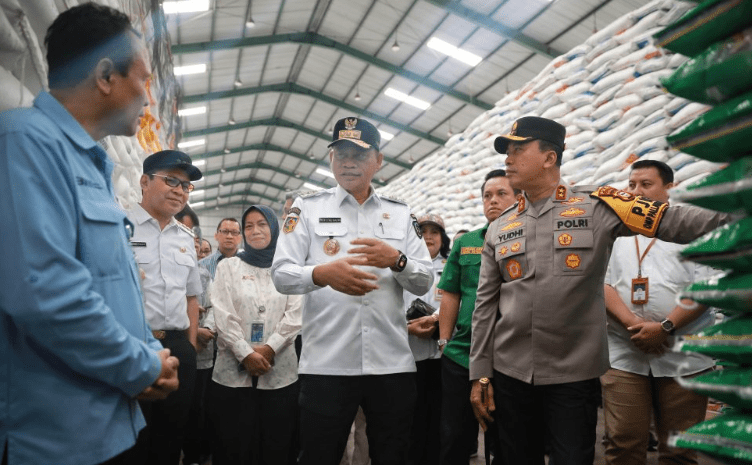 Wali Kota Makassar Moh Ramdhan Pomanto mendampingi Pj Gubernur Sulsel Prof Fadjry Djufry meninjau gudang Bulog Panaikang Sulsel di Jalan Urip Sumohardjo, Rabu (15/1).