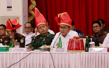 Wali Kota Makassar, Moh. Ramdhan Pomanto, menghadiri rapat koordinasi bersama Menteri Koordinator Bidang Pangan, Zulkifli Hasan, di Aula Tudang Sipulung, Rumah Jabatan Gubernur Sulsel, Jumat (17/1/2025).