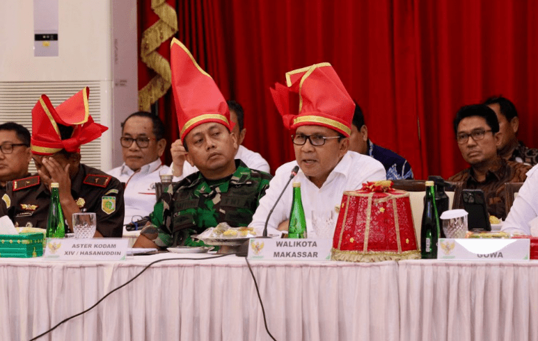 Wali Kota Makassar, Moh. Ramdhan Pomanto, menghadiri rapat koordinasi bersama Menteri Koordinator Bidang Pangan, Zulkifli Hasan, di Aula Tudang Sipulung, Rumah Jabatan Gubernur Sulsel, Jumat (17/1/2025).