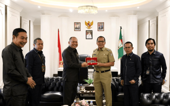 Wali Kota Makassar Danny Pomanto menerima kunjungan Ketua PN Makassar, Dr. I Wayan Gede Rumega S.H MH beserta rombongan, Selasa (14/01/2024).