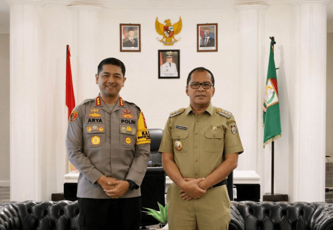 Wali Kota Makassar, Moh. Ramdhan Pomanto, menyambut kedatangan Kapolrestabes Makassar yang baru, Kombes Pol. Arya Perdana, dalam kunjungan silaturahmi pada Selasa (14/01/2025).