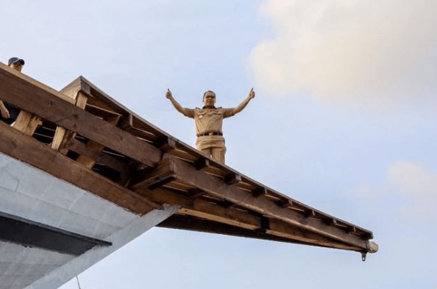 Danny Pomanto di atas Kapal Pinisi