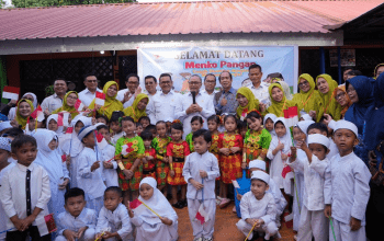 Menteri Koordinator Bidang Pangan RI Zulkifli Hasan dan Menteri Perdagangan RI Budi Santoso, melakukan peninjauan program Makan Bergizi Gratis (MBG), di TK Asoka, Jalan Perintis Kemerdekaan, Kota Makassar, Jumat, 17 Januari 2025