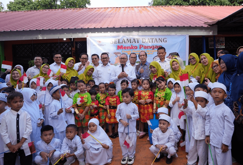 Menteri Koordinator Bidang Pangan RI Zulkifli Hasan dan Menteri Perdagangan RI Budi Santoso, melakukan peninjauan program Makan Bergizi Gratis (MBG), di TK Asoka, Jalan Perintis Kemerdekaan, Kota Makassar, Jumat, 17 Januari 2025