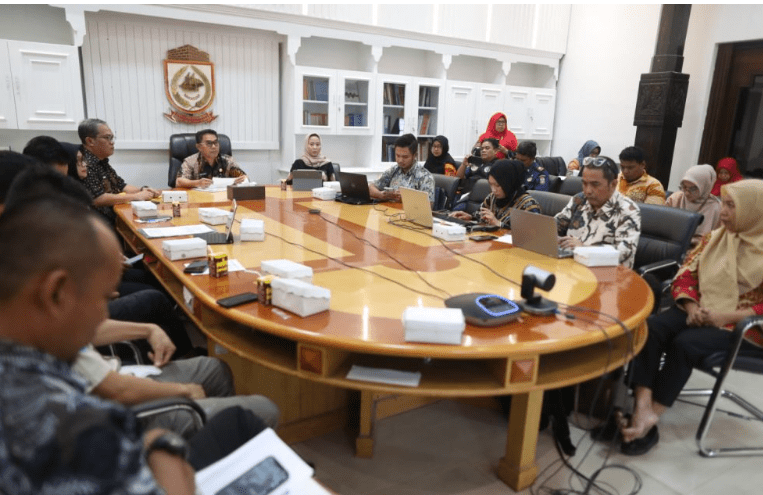 Focus Group Discussion (FGD) mengenai monitoring dan evaluasi tematik penerapan Standar Pelayanan Minimal (SPM) yang diselenggarakan di ruang rapat Sekda Kota Makassar, pada Kamis (16/01/2025)