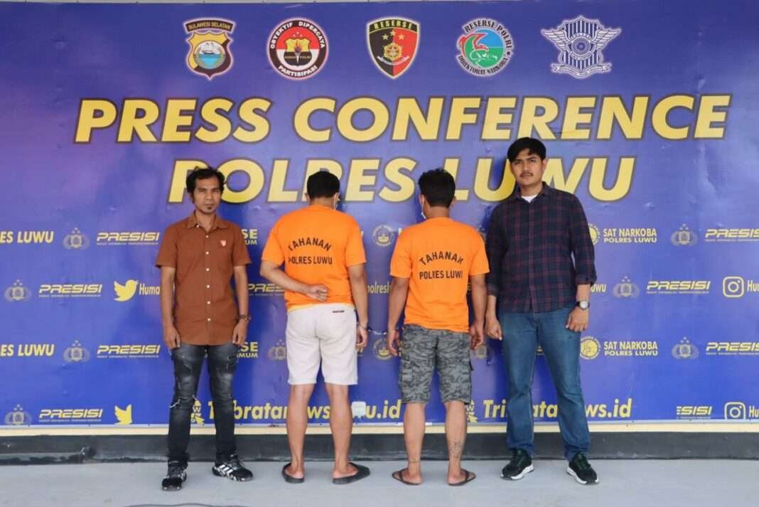 Dua pelaku ditangkap setelah menipu Kepala Dinas Pendidikan Kabupaten Luwu, Andi Pallanggi, dengan modus meminta uang sebesar Rp7 juta untuk penggantian ban mobil.