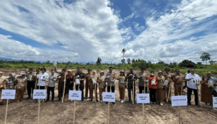 Kapolres Lutra Dukung Program Swasembada Pangan Nasional dengan Penanaman Jagung Serentak