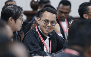 Kurniadi Nur (tengah) selaku kuasa hukum Pemohon pada sidang Pemeriksaan Pendahuluan Perkara Hasil Pemilihan Umum Bupati Kabupaten Bulukumba, pada Jumat (1/10) di Ruang Sidang Panel 3 MK, Jumat (10/01/2025)