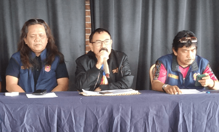 Pelaksana tugas (Plt) Ketua KONI Makassar, Mochtar Djuma, saat menggelar konferensi pers di Kafe Ombak, Selasa (21/1/2025)