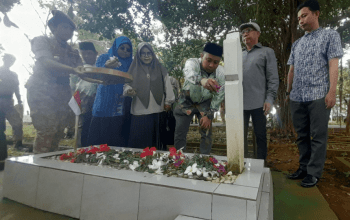 Pengurus KKLR Sulsel melakukan Tabur Bunga di Makam Datu Luwu Andi Djemma di TMP Panaikang, Kamis (23/1/2025)