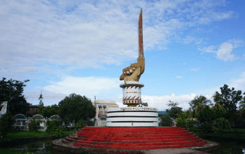 Tugu Toddopuli Temmalara di Halaman Istana Kedatuan Luwu