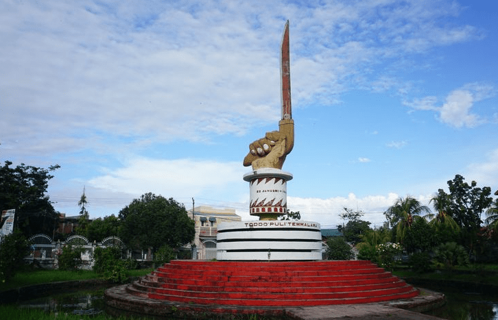 Tugu Toddopuli Temmalara di Halaman Istana Kedatuan Luwu