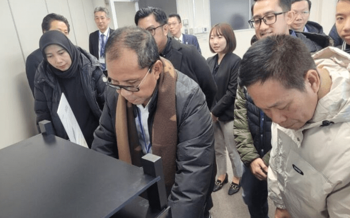 Wali Kota Makassar, Danny Pomanto berkunjungi ke salah satu fasilitas teknologi dekarbonisasi di Osaka, Jepang, pada Jumat (24/1)