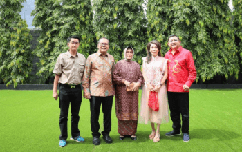 Wali Kota Makassar Moh Ramdhan Pomanto didampingi Ketua TP PKK Indira Yusuf Ismail melakukan silatuhrahmi ke rumah tokoh Tionghoa yang ada di Makassar, Rabu (29/1).