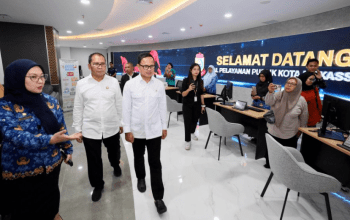 Wakil Menteri Dalam Negeri, Bima Arya, melakukan kunjungan kerja ke Makassar Government Center (MGC) di Jalan Slamet Riyadi, didampingi oleh Wali Kota Makassar, Moh Ramdhan Pomanto, pada Jumat (17/1/2025).