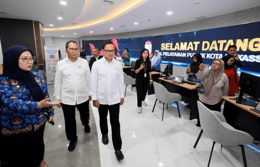 Wakil Menteri Dalam Negeri, Bima Arya, melakukan kunjungan kerja ke Makassar Government Center (MGC) di Jalan Slamet Riyadi, didampingi oleh Wali Kota Makassar, Moh Ramdhan Pomanto, pada Jumat (17/1/2025).