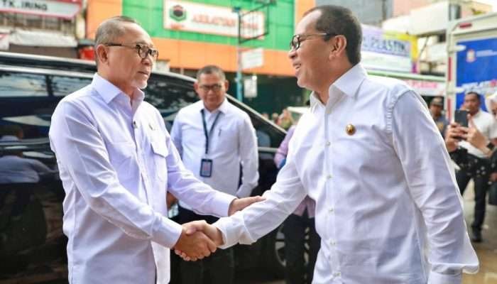 Wali Kota Makassar Dampingi Menko Pangan dan Mendag Tinjau Harga Bahan Pokok di Pasar Pa’baeng-baeng