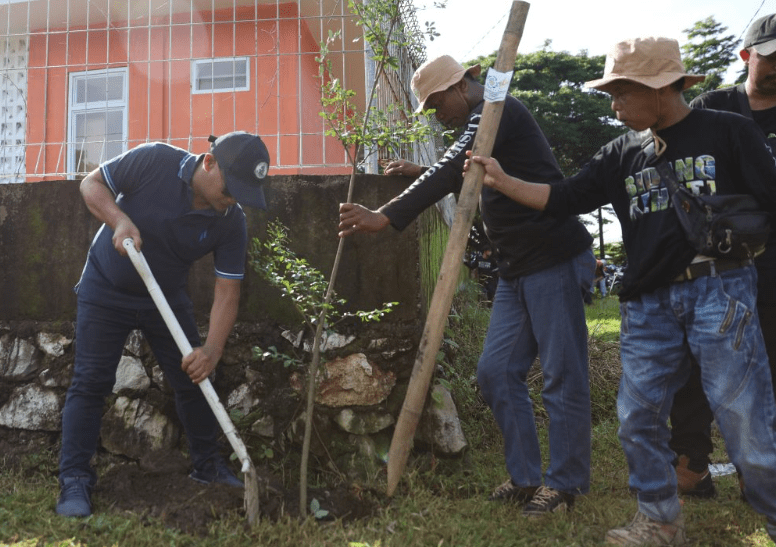 Dalam rangka memperingati Hari Peduli Sampah Nasional (HPSN) 2025, Dinas Lingkungan Hidup (DLH) Kota Makassar menggelar aksi penanaman pohon di kawasan Tempat Pengelolaan Sampah Reduce, Reuse, Recycle (TPS 3R) Untia pada Sabtu, (15/2/2025).