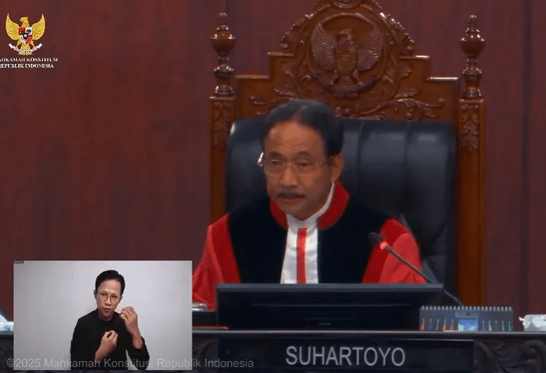 Ketua MK, Suhartoyo, dalam sidang pembacaan putusan yang disiarkan langsung melalui kanal YouTube MK pada Senin (24/2/2025)