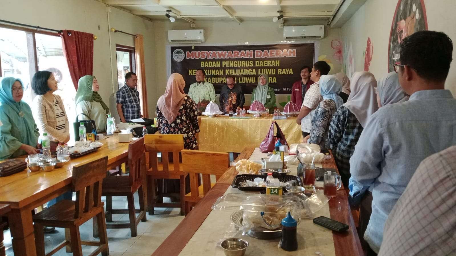 Kerukunan Keluarga Luwu Raya (KKLR) Kabupaten Luwu Utara menggelar Musyawarah Daerah (Musda) di RM Buguri, Makassar, Minggu (16/2/2025).