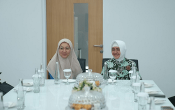 Ketua TP PKK Kota Makassar, Indira Yusuf Ismail, melakukan pertemuan dengan Ketua TP PKK Makassar terpilih, Melinda Aksa, pada Kamis (13/2/2025).