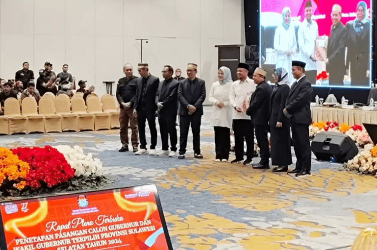 Ketua KPU Sulsel Hasbullah menyerahkan berita acara penetapan gubernur dan wakil gubernur terpilih Sulsel kepada Andi Sudirman Sulaiman-Fatmawati Rusdi dalam rapat pleno terbuka di Hotel Claro, Makassar, Rabu (5/2/2025)