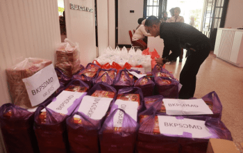 Satuan Kerja Perangkat Daerah (SKPD) Kota Makassar menunjukkan solidaritas tinggi dengan menggalang bantuan berupa 1.245 nasi kotak lengkap dengan air mineral bagi warga terdampak banjir di Kecamatan Manggala.