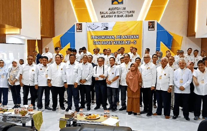 Himpunan Pengembangan Jalan Indonesia (HPJI) Sulawesi Selatan resmi memiliki kepengurusan baru periode 2024-2028 setelah dikukuhkan oleh Ketua Umum DPP HPJI, Dr. Ir. Hery Rahadian, MSc, dalam sebuah acara di Makassar, Senin (11/2/2025).