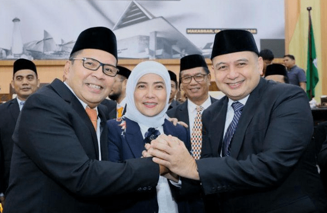 Wali Kota Makassar Danny Pomanto (kiri) bersama Wali Kota dan Wakil Wali Kota Makassar terpilih 2025-2030 Munafri Arifuddin (kanan) - Aliyah Mustika Ilham (Foto: IST)