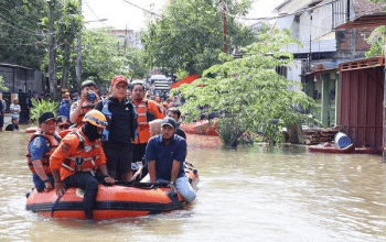 Wali Kota Makassar, Moh. Ramdhan "Danny" Pomanto, turun langsung ke lokasi banjir di Manggala Antang pada Kamis (13/2/2025) untuk meninjau kondisi warga.
