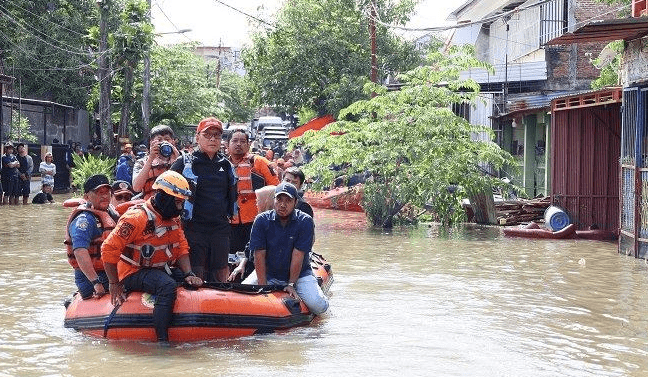 Wali Kota Makassar, Moh. Ramdhan "Danny" Pomanto, turun langsung ke lokasi banjir di Manggala Antang pada Kamis (13/2/2025) untuk meninjau kondisi warga.