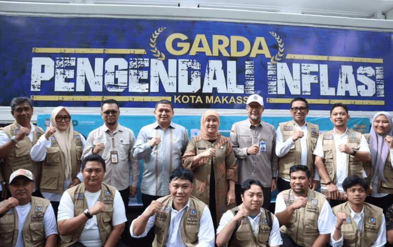 Wali Kota Makassar, Munafri Arifuddin, bersama Wakil Wali Kota, Aliyah Mustika Ilham, secara simbolis melepas armada pengendali inflasi di halaman Balai Kota Makassar, Kamis (20/03/2025).