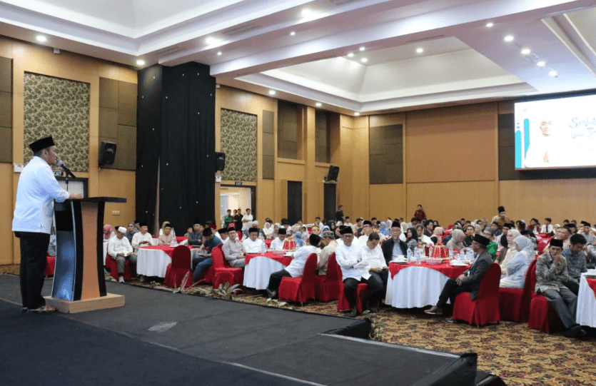 Bupati Luwu Timur Irwan Bachri Syam memberikan sambutan pada acara Silaturahmi dan Buka Puasa Bersama yang diselenggarakan oleh Pengurus Kerukunan Keluarga Luwu Timur (KKLT) di Swissbel-inn, Kamis (27/3/2025).