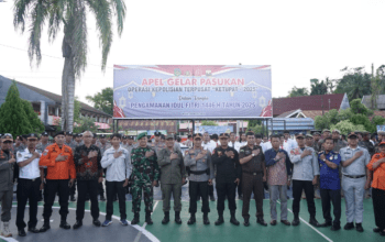 Bupati Luwu Timur, H. Irwan Bachri Syam, menghadiri Apel Gelar Pasukan Operasi Ketupat 2025 yang digelar di Halaman Kantor Polres Luwu Timur, Kamis (20/03/2025).
