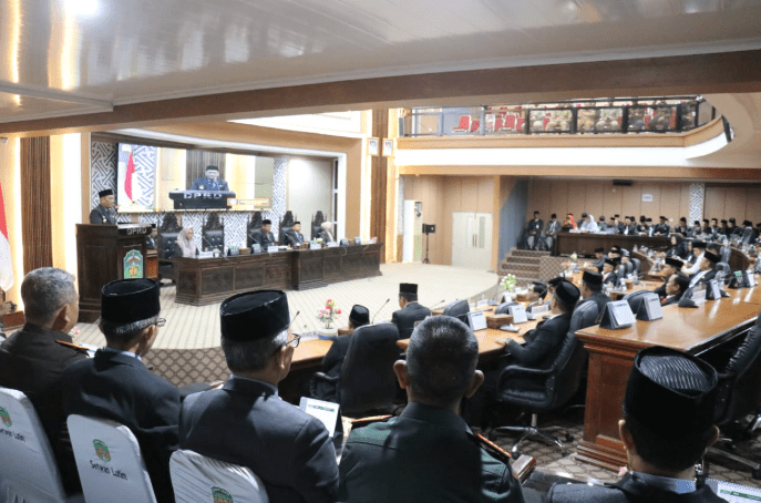 Bupati Irwan Sampaikan Pidatonya pada Rapat Paripurna DPRD Lutim, Kamis (6/3/2025)
