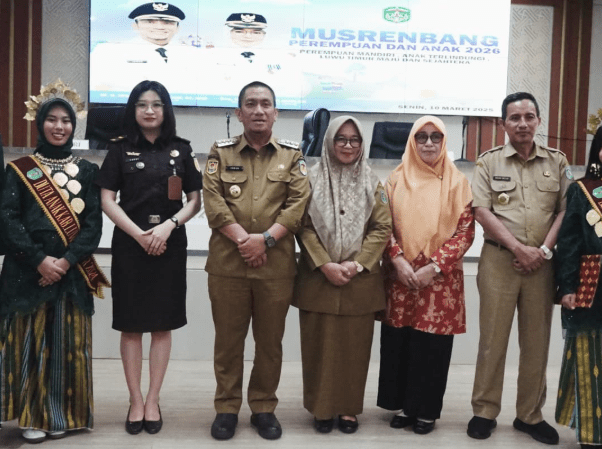 Bupati Luwu Timur, H. Irwan Bachri Syam didampingi Wakil Bupati, Hj. Puspawati Husler membuka secara resmi kegiatan Musrenbang Perempuan dan Anak Tahun 2026 yang dilaksanakan di Aula Sasana Praja Bupati, Senin (10/03/2025).