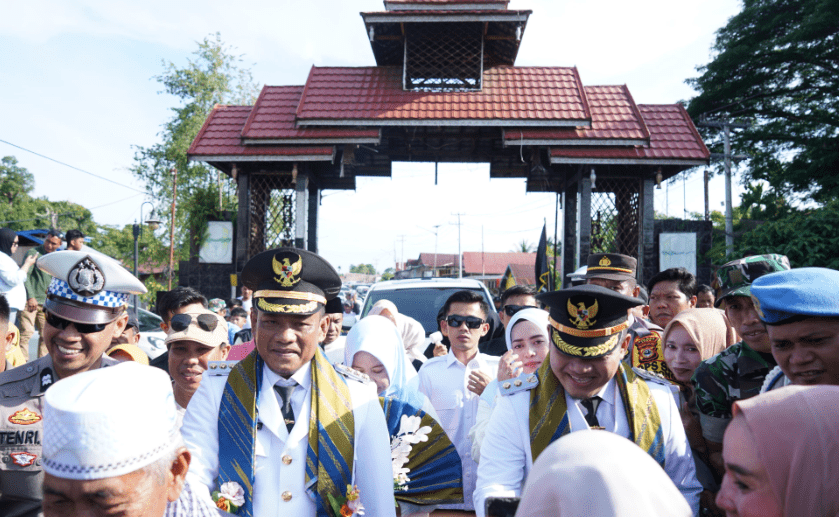 Bupati Luwu, H. Patahudding, S.Ag dan Wakil Bupati Luwu, Muh. Dhevy Bijak Pawindu, SH tiba di Kabupaten Luwu pukul 16.00 Wita tepatnya di Batulappa Kecamatan Larompong Selatan perbatasan Kabupaten Luwu dengan Kabupaten Wajo, Senin (3/3/2025).