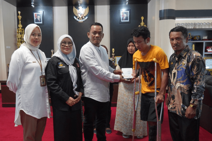 Bupati Luwu, H. Patahudding, S.Ag menyerahkan bantuan santunan ahli waris korban bencana tanah longsor yang terjadi dua bulan lalu di Dusun Padang, Desa Rante Balla Kecamatan Latimojong pada tanggal 25 Januari 2025 lalu.